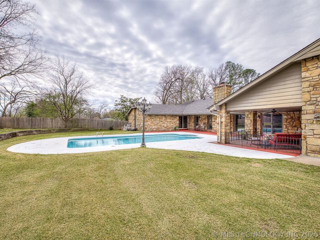 2417 Stonewall Drive, Bartlesville, OK 74006