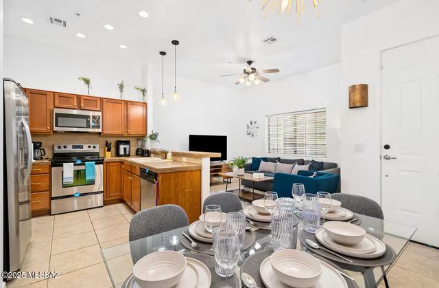 2016 E River Rd Unit 204, Tucson, AZ 85718