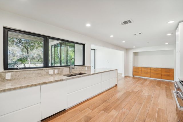 3927 Balcones DR, Austin, TX 78731