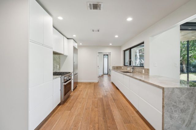3927 Balcones DR, Austin, TX 78731