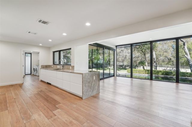 3927 Balcones DR, Austin, TX 78731