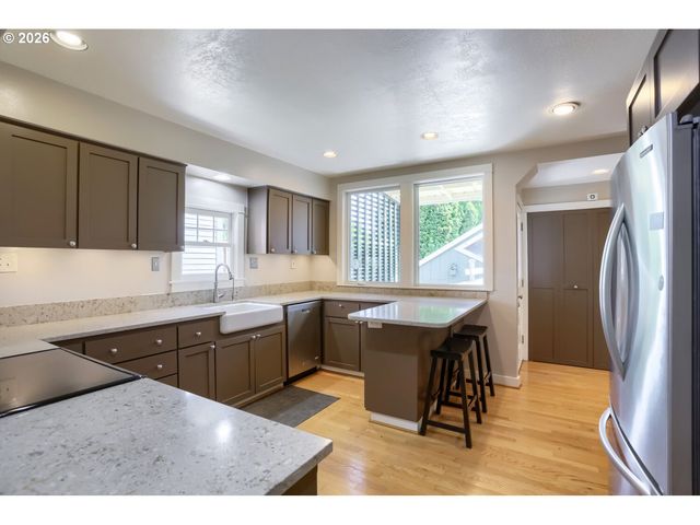 904 Se 70TH Ave, Portland, OR 97215