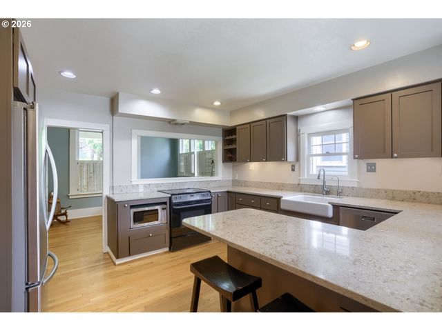 904 Se 70TH Ave, Portland, OR 97215