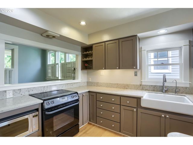 904 Se 70TH Ave, Portland, OR 97215