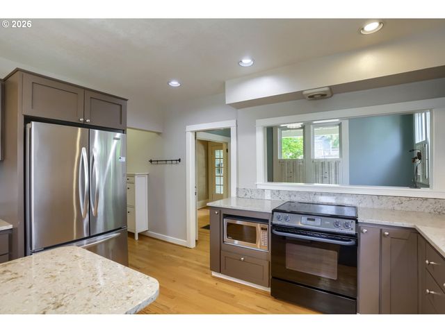 904 Se 70TH Ave, Portland, OR 97215