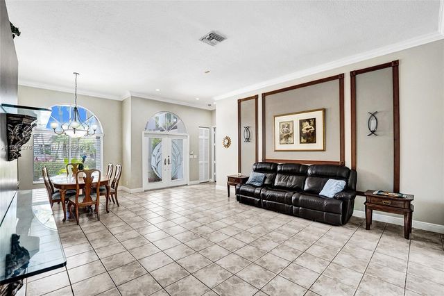 10828 NW 5th St, Plantation, FL 33324