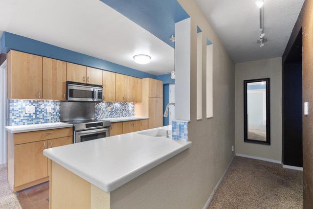 2525 S Shore DRIVE #12D, Milwaukee, WI 53207