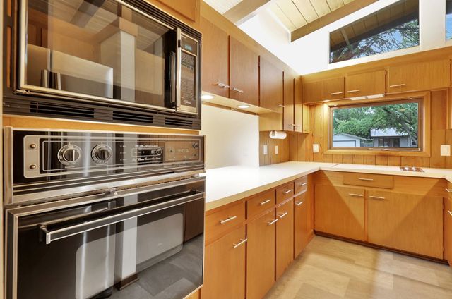 967 N Robin Rd, Wichita, KS 67212