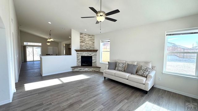 812 Thorncrest Dr, Pueblo, CO 81005