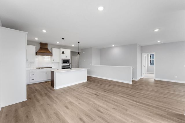 2141 Bluff Heights Drive, Shakopee, MN 55379