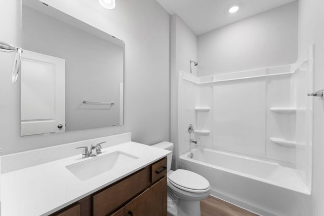 2141 Bluff Heights Drive, Shakopee, MN 55379