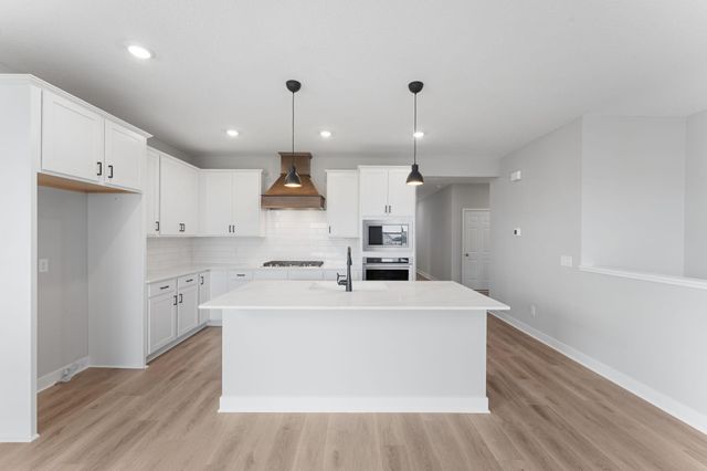 2141 Bluff Heights Drive, Shakopee, MN 55379