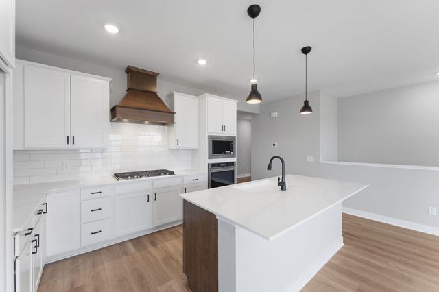 2141 Bluff Heights Drive, Shakopee, MN 55379