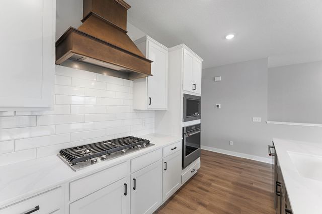 2141 Bluff Heights Drive, Shakopee, MN 55379