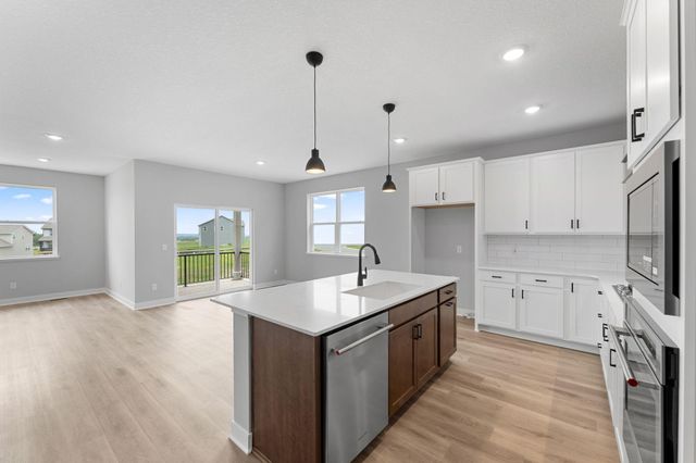 2141 Bluff Heights Drive, Shakopee, MN 55379