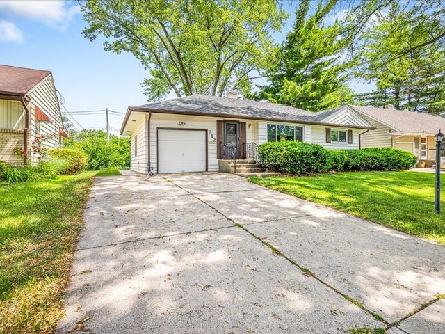 312 Oak Knolls S, Rockford, IL 61108