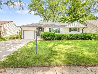 312 Oak Knolls S, Rockford, IL 61108