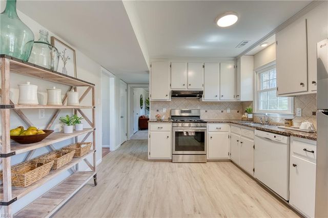 111 Melody LN, Yorktown, VA 23692