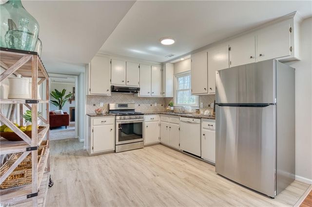 111 Melody LN, Yorktown, VA 23692