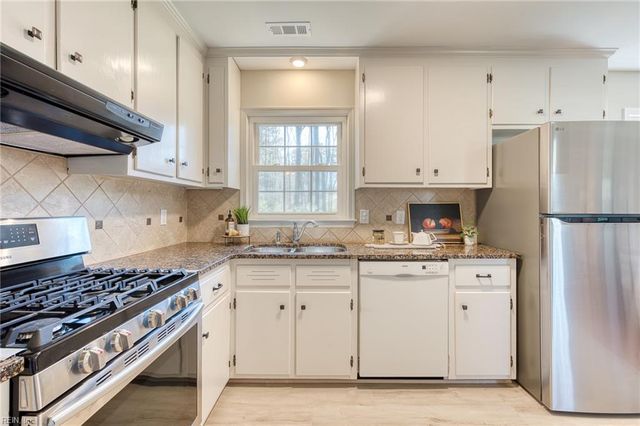 111 Melody LN, Yorktown, VA 23692