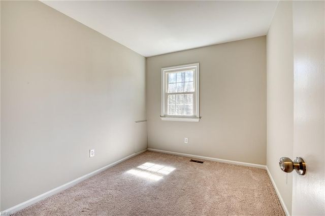 111 Melody LN, Yorktown, VA 23692