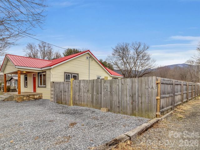 106 Long Street, Waynesville, NC 28786