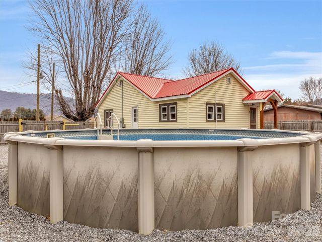 106 Long Street, Waynesville, NC 28786