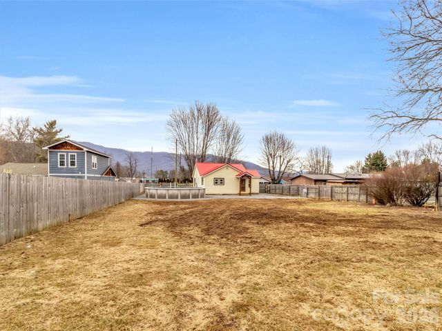 106 Long Street, Waynesville, NC 28786