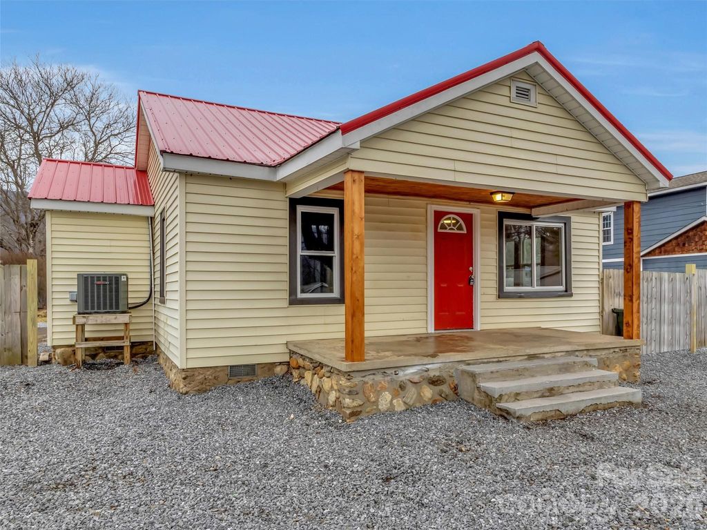 106 Long Street, Waynesville, NC 28786