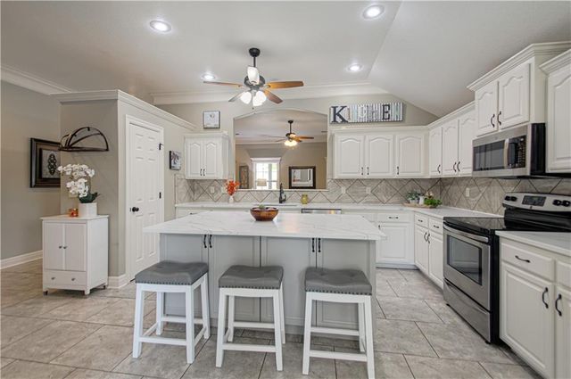 110 NW Lindsey Lane, Grain Valley, MO 64029