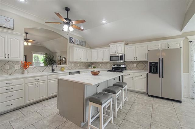 110 NW Lindsey Lane, Grain Valley, MO 64029