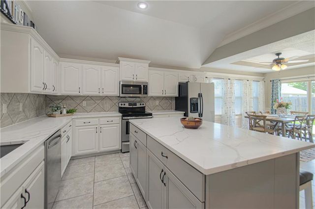 110 NW Lindsey Lane, Grain Valley, MO 64029