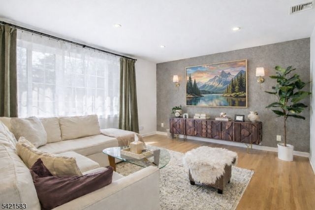 27 Garden Oval, Springfield Twp., NJ 07081