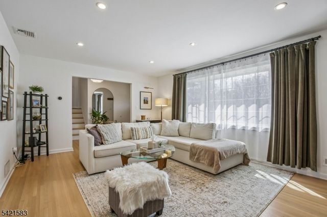 27 Garden Oval, Springfield Twp., NJ 07081