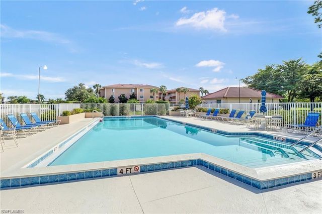 1075 Foxfire LN 201, Naples, FL 34104