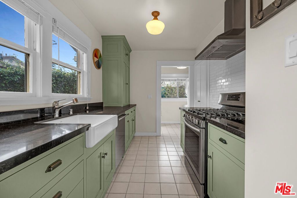 Image 15 of property listing at 1331 N Cherokee Avenue, Los Angeles, CA 90028