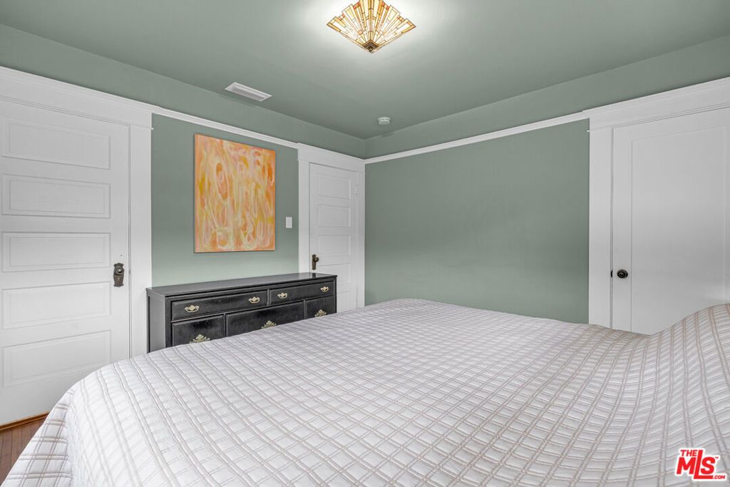 Image 22 of property listing at 1331 N Cherokee Avenue, Los Angeles, CA 90028