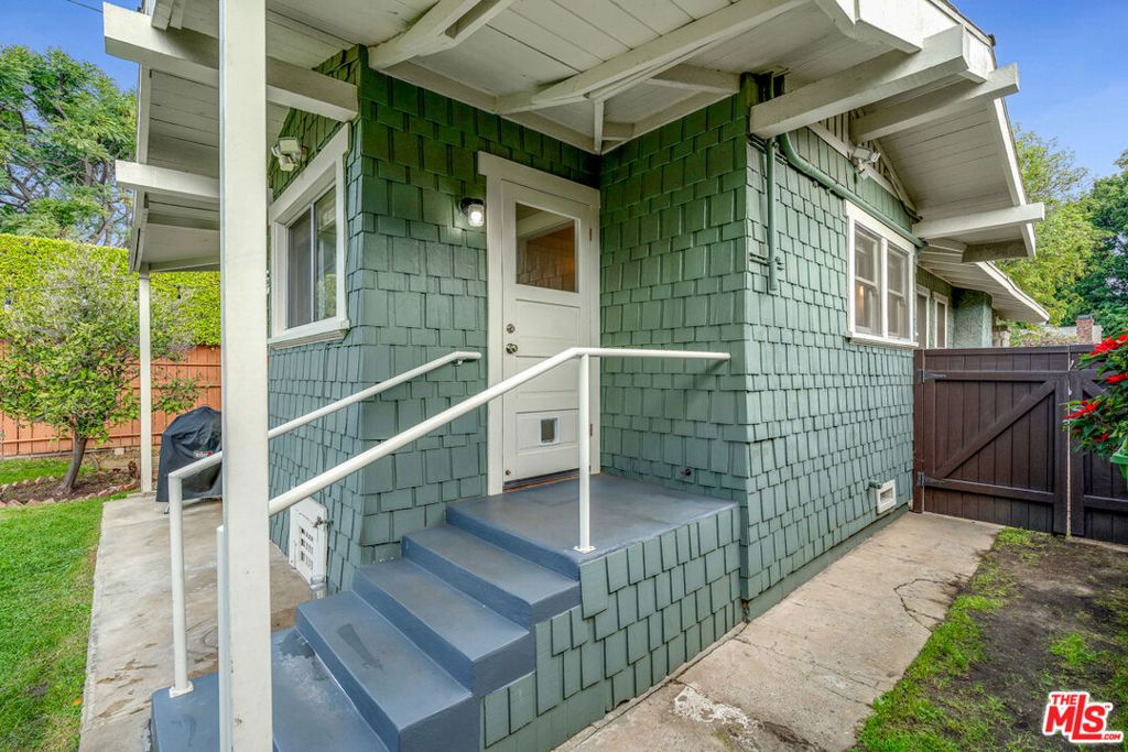 Image 27 of property listing at 1331 N Cherokee Avenue, Los Angeles, CA 90028