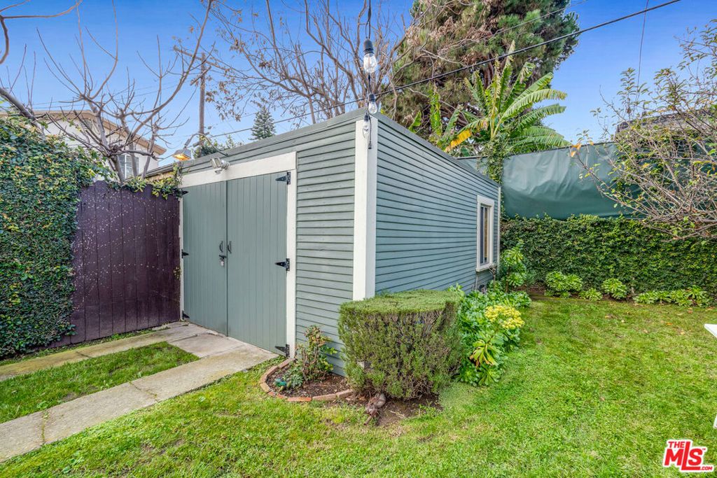 Image 33 of property listing at 1331 N Cherokee Avenue, Los Angeles, CA 90028