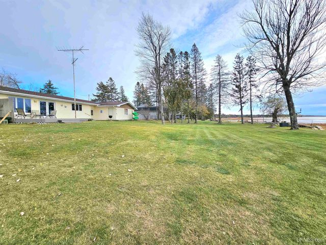 7405 Sunset S.75 Lane, Rapid River, MI 49878