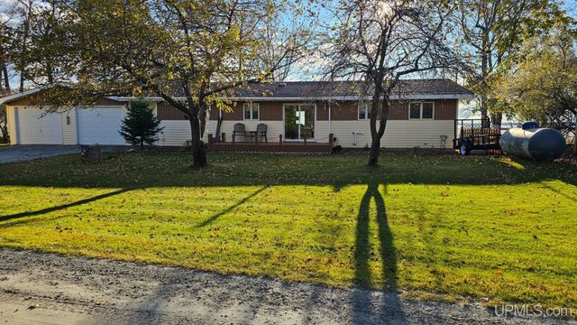 7405 Sunset S.75 Lane, Rapid River, MI 49878