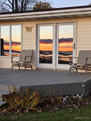 7405 Sunset S.75 Lane, Rapid River, MI 49878