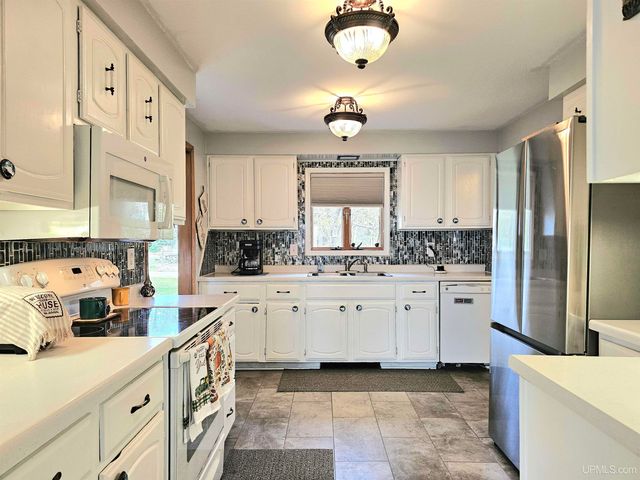 7405 Sunset S.75 Lane, Rapid River, MI 49878