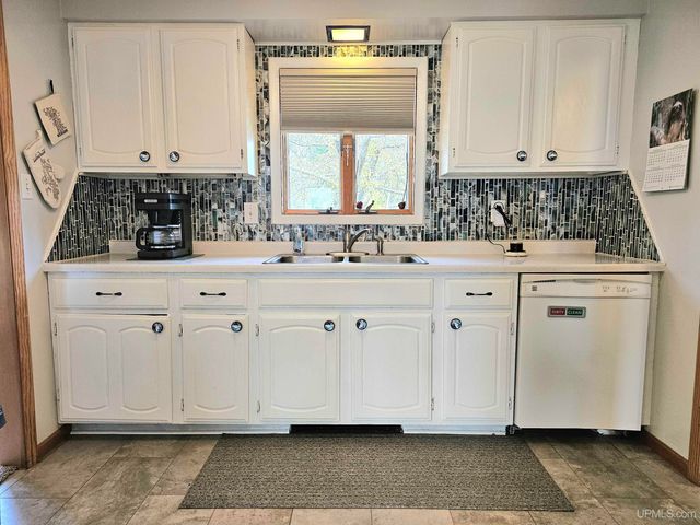 7405 Sunset S.75 Lane, Rapid River, MI 49878