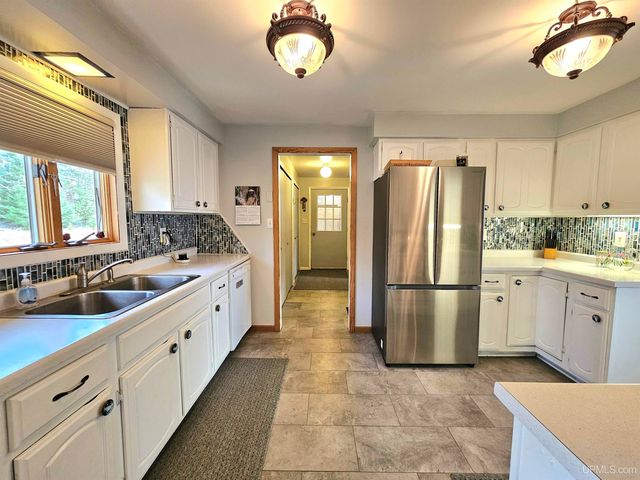 7405 Sunset S.75 Lane, Rapid River, MI 49878