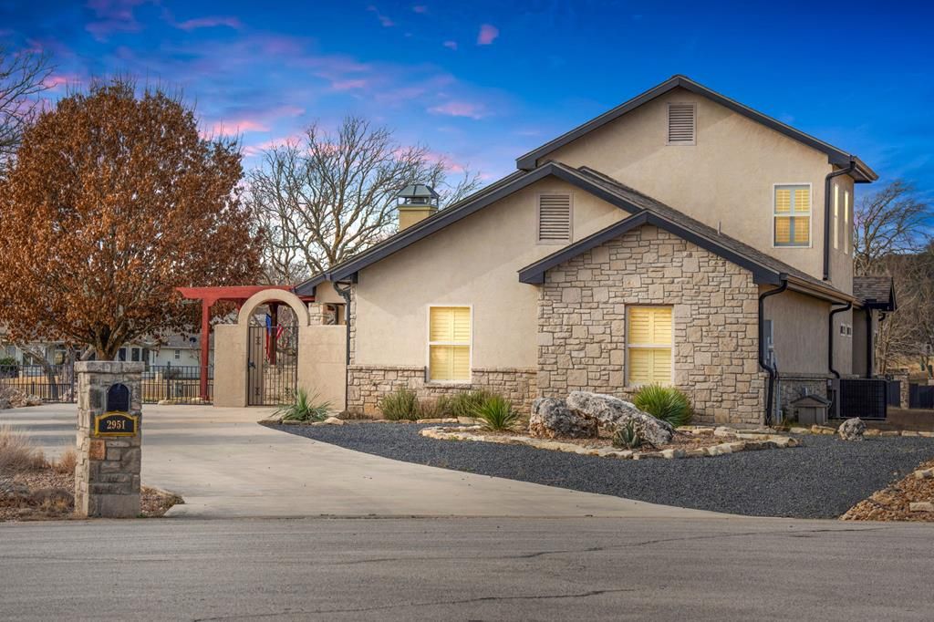 2951 Dry Hollow Drive, Kerrville, TX 78028