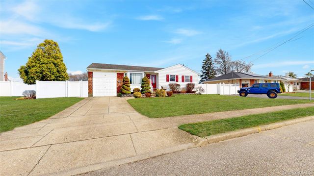 15 Lisa Drive, Deer Park, NY 11729