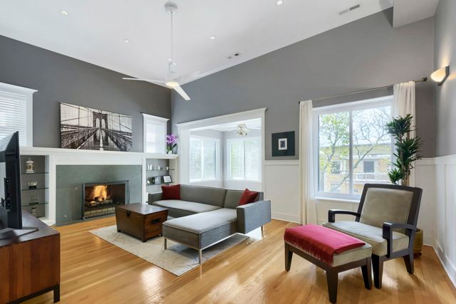 942 W Belle Plaine Avenue 3E, Chicago, IL 60613