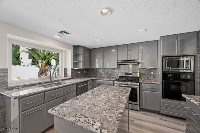 8420 Haven Brook Court, Las Vegas, NV 89128