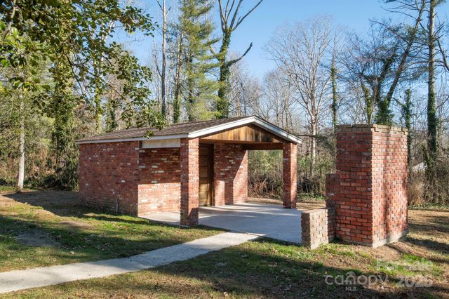 290 Crabapple Hill Lane, Hendersonville, NC 28792